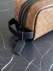 detail-hantag-Coach-Coach-Large-Travel-Kit-In-Signature-Canvas-Tan-Black-balilene