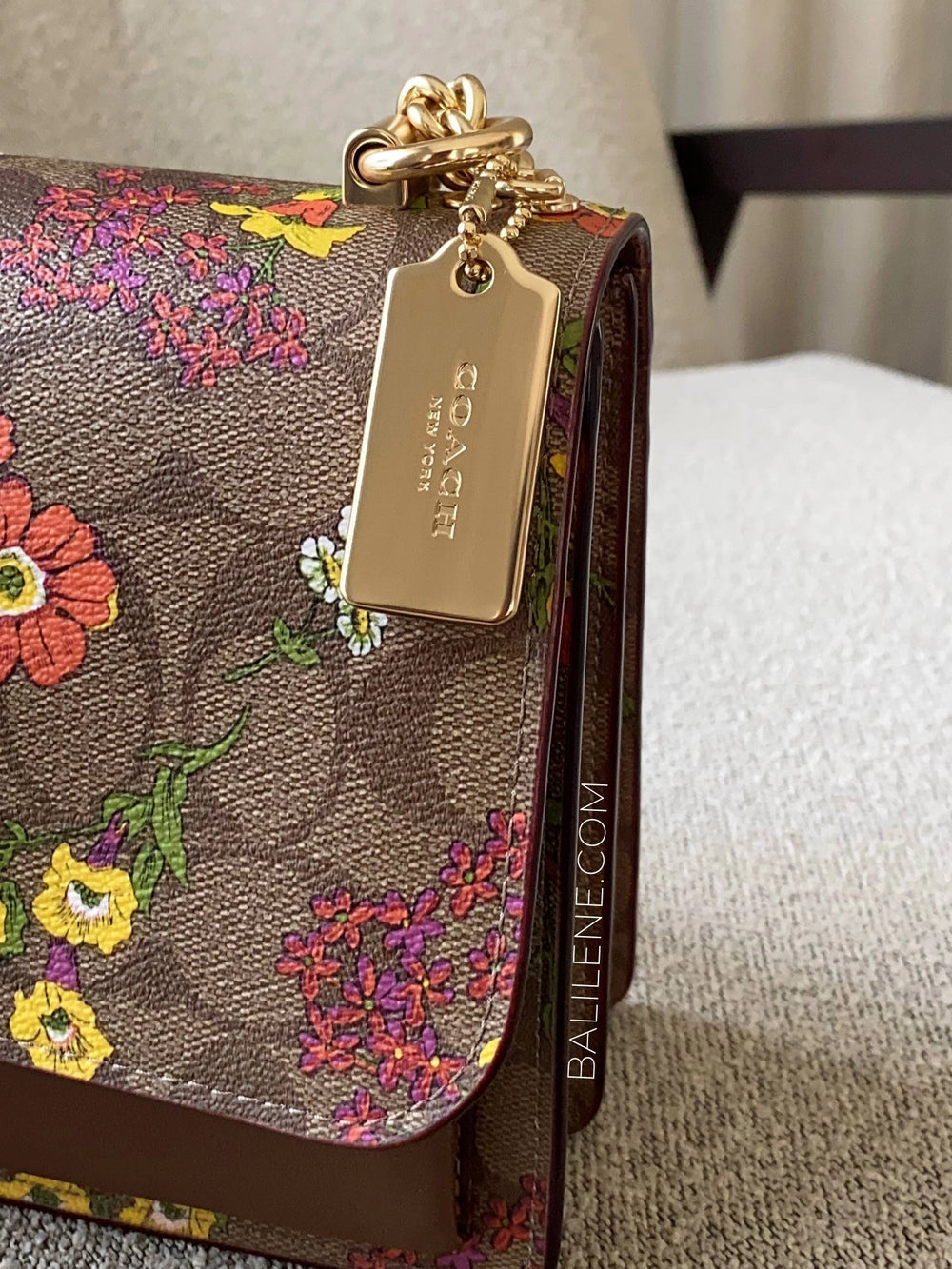 detail-hantag-Coach-Klare-Crossbody-Bag-In-Signature-Canvas-With-Floral-Print-Khaki-Multi-balilene