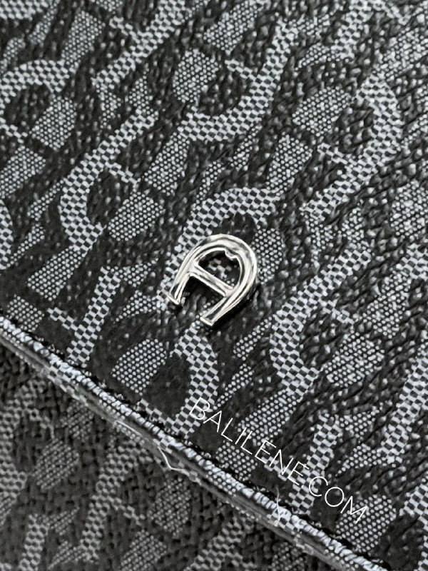 detail-logo-Aigner-Ava-Small-Shoulder-Bag-Logo-Black