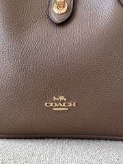 detail-logo-Coach-Hadley-Convertible-Crossbody-Bag-Dark-Stone-balilene
