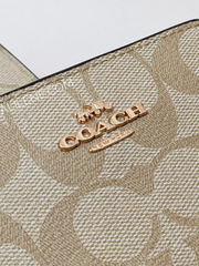 detail-logo-Coach-Snap-Wallet-In-Signature-Canvas-Khaki-Saddle