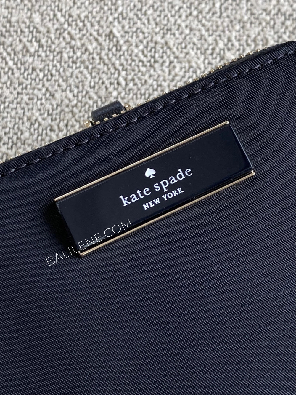detail-logo-Kate-Spade-Carter-Nylon-Card-Case-Lanyard-Black-balilene