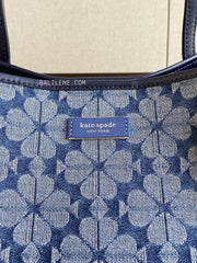 detail-logo-Kate-Spade-Flower-Jacquard-Denim-Bleecker-Large-Tote-Parisian-Navy-Multi-balilene