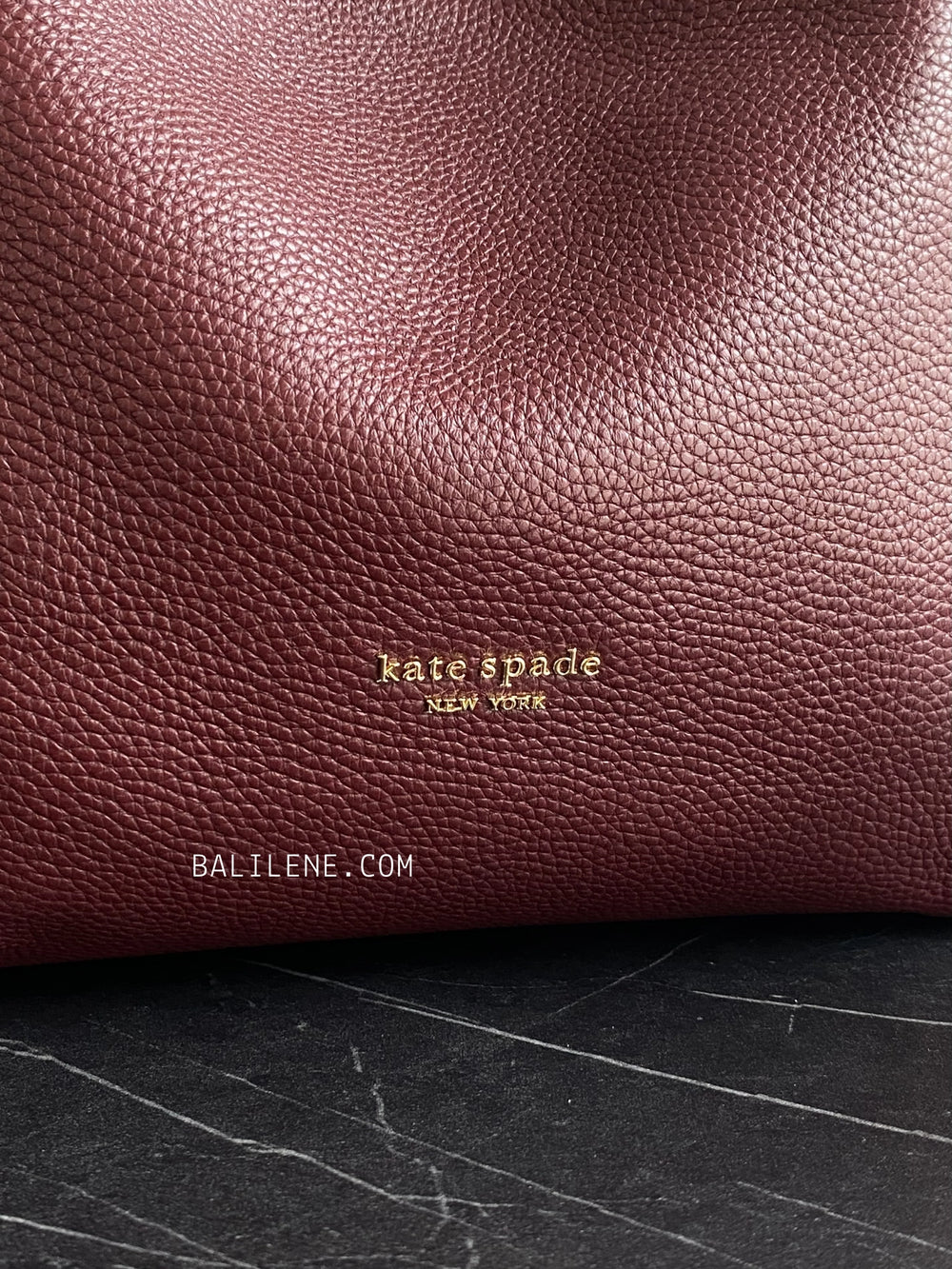 detail-logo-Kate-Spade-Knott-Medium-Crossbody-Tote-Bag-Cordovan-balilene