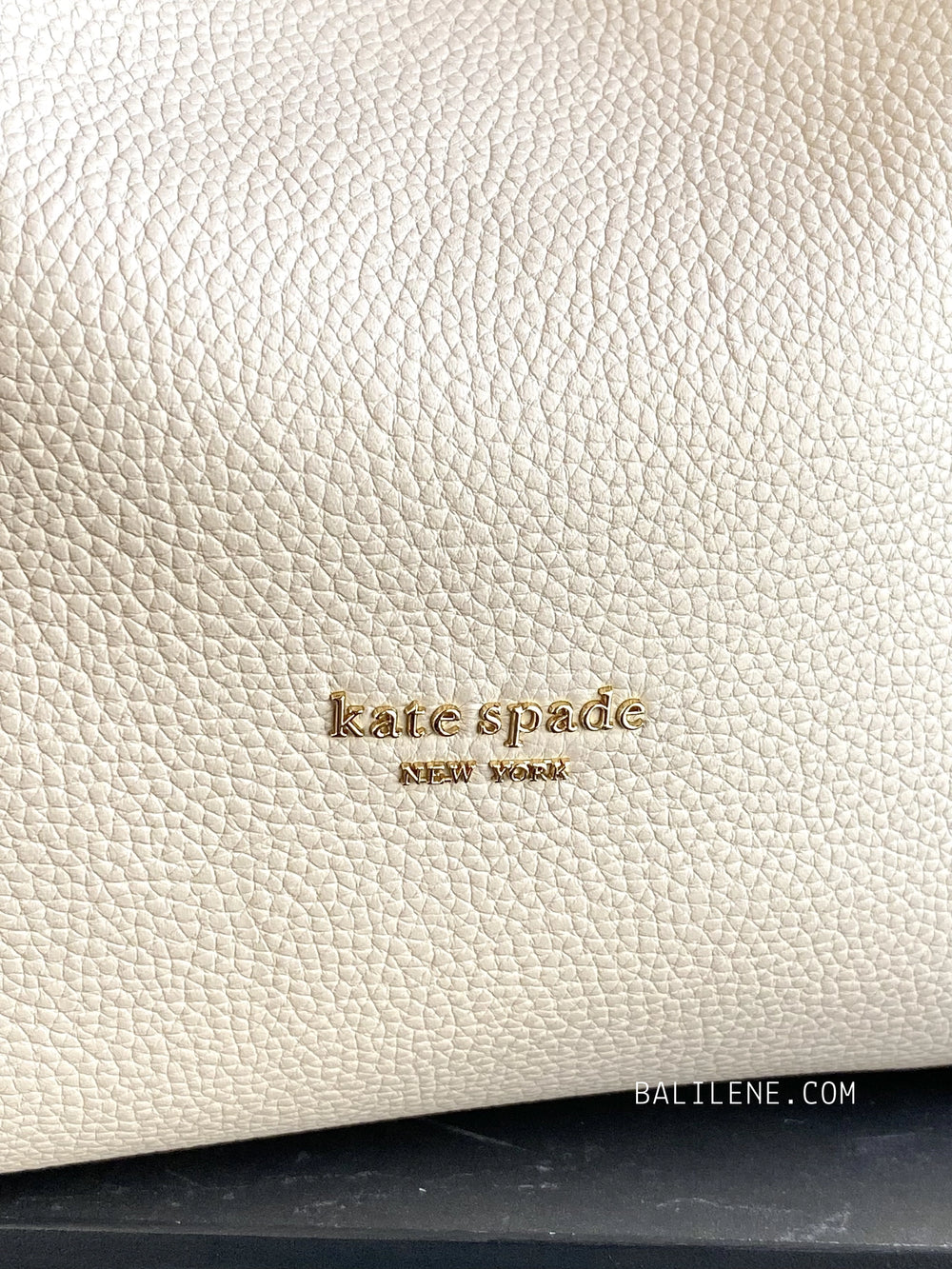 detail-logo-Kate-Spade-Knott-Medium-Crossbody-Tote-Bag-Milk-Glass-balilene