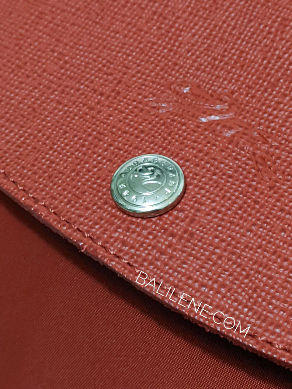 detail-logo-Longchamp-Le-Pliage-Neo-Medium-Nylon-Shoulder-Tote-Rouge