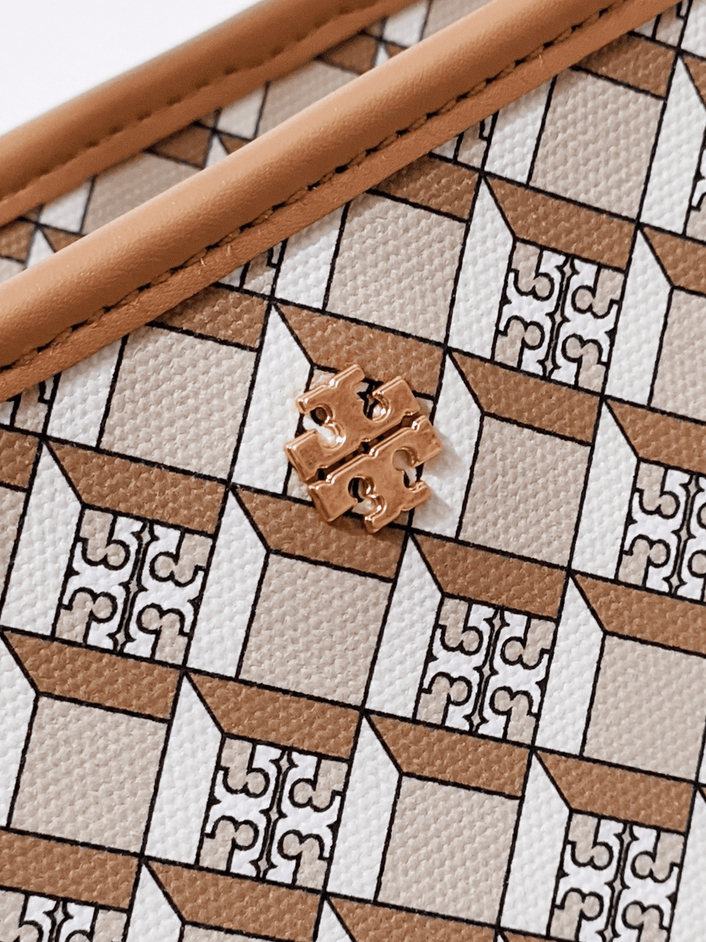 detail-logo-Tory-Burch-Geo-Logo-Colorblock-Mini-Zip-Tote-Hazelnut-Logo-Allover