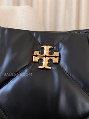 detail-logo-Tory-Burch-Kira-Diamond-Quilt-Hobo-Bag-Black-balilene