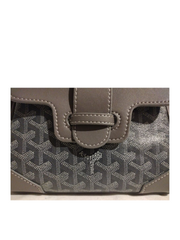 detail-logo-depan-Goyard-Saigon-Souple-Mini-Bag-Gray