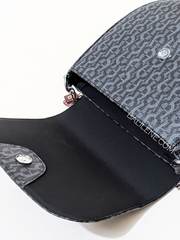 detail-penutup-dalam-Aigner-Ava-Small-Shoulder-Bag-Logo-Black