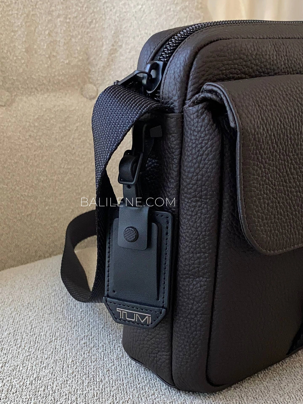 detail-samping-Alpha-Bravo-Junior-Crossbody-Bag-Dark-Brown-Tumi-balilene