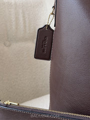 detail-samping-Coach-Bleecker-Bucket-Bag-Maple-balilene
