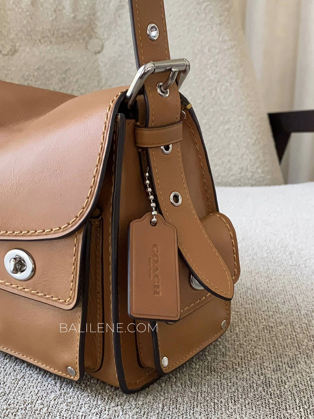 detail-samping-Coach-Cargo-Turnlock-Soft-Tabby-Honey-Brown-balilene
