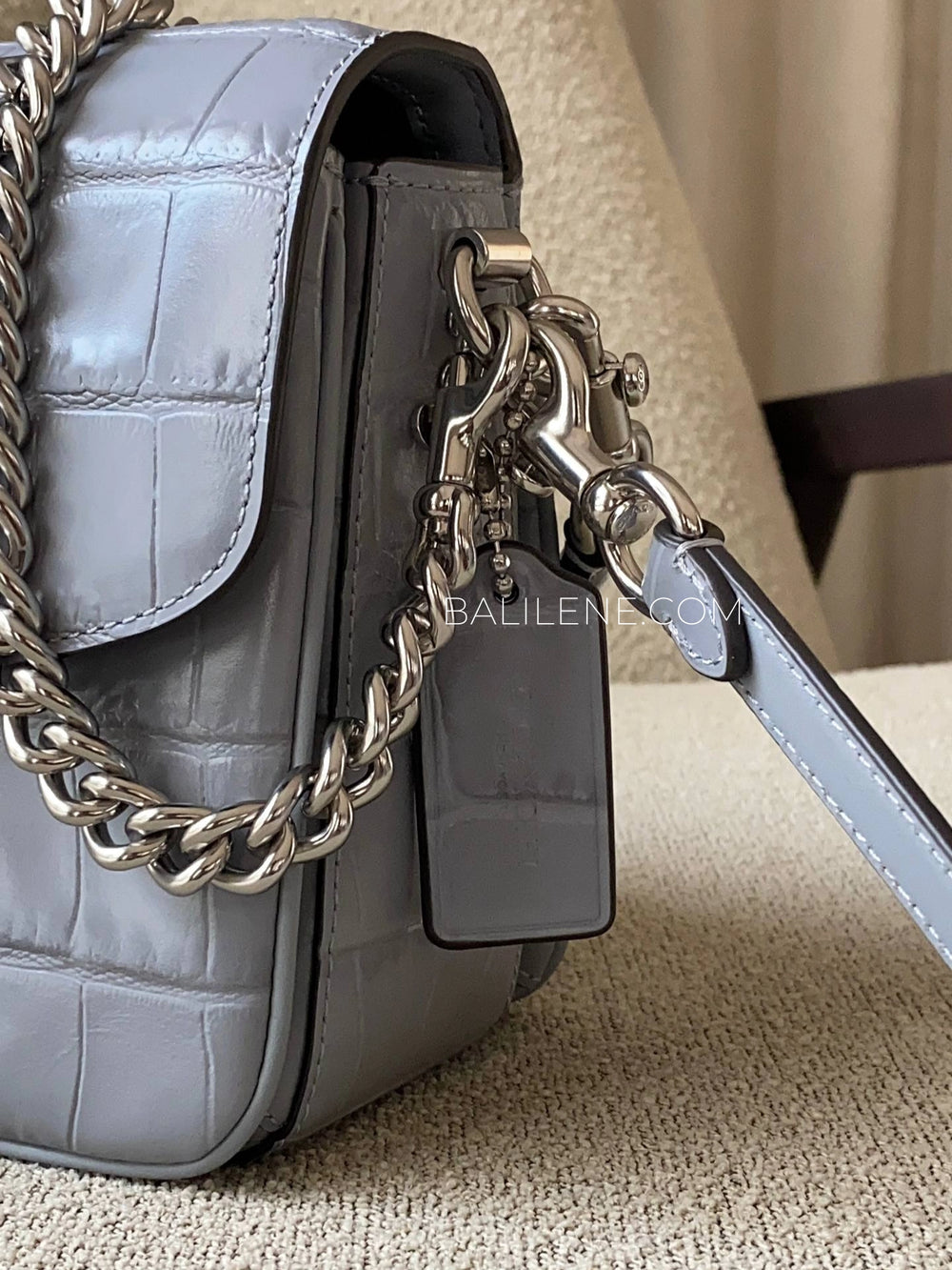 detail-samping-Coach-Cassie-19-Croc-Embossed-Crossbody-Bag-Grey-Blue-balilene