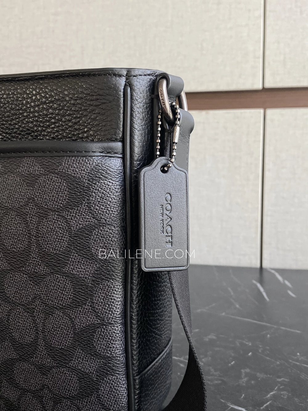 detail-samping-Coach-District-Crossbody-Bag-In-Signature-Canvas-Charcoal-Black-balilene