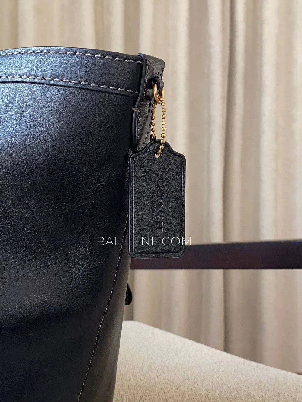 detail-samping-Coach-Gramercy-Tote-Bag-Black-balilene