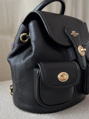 detail-samping-Coach-Hadley-Backpack-Black-balilene