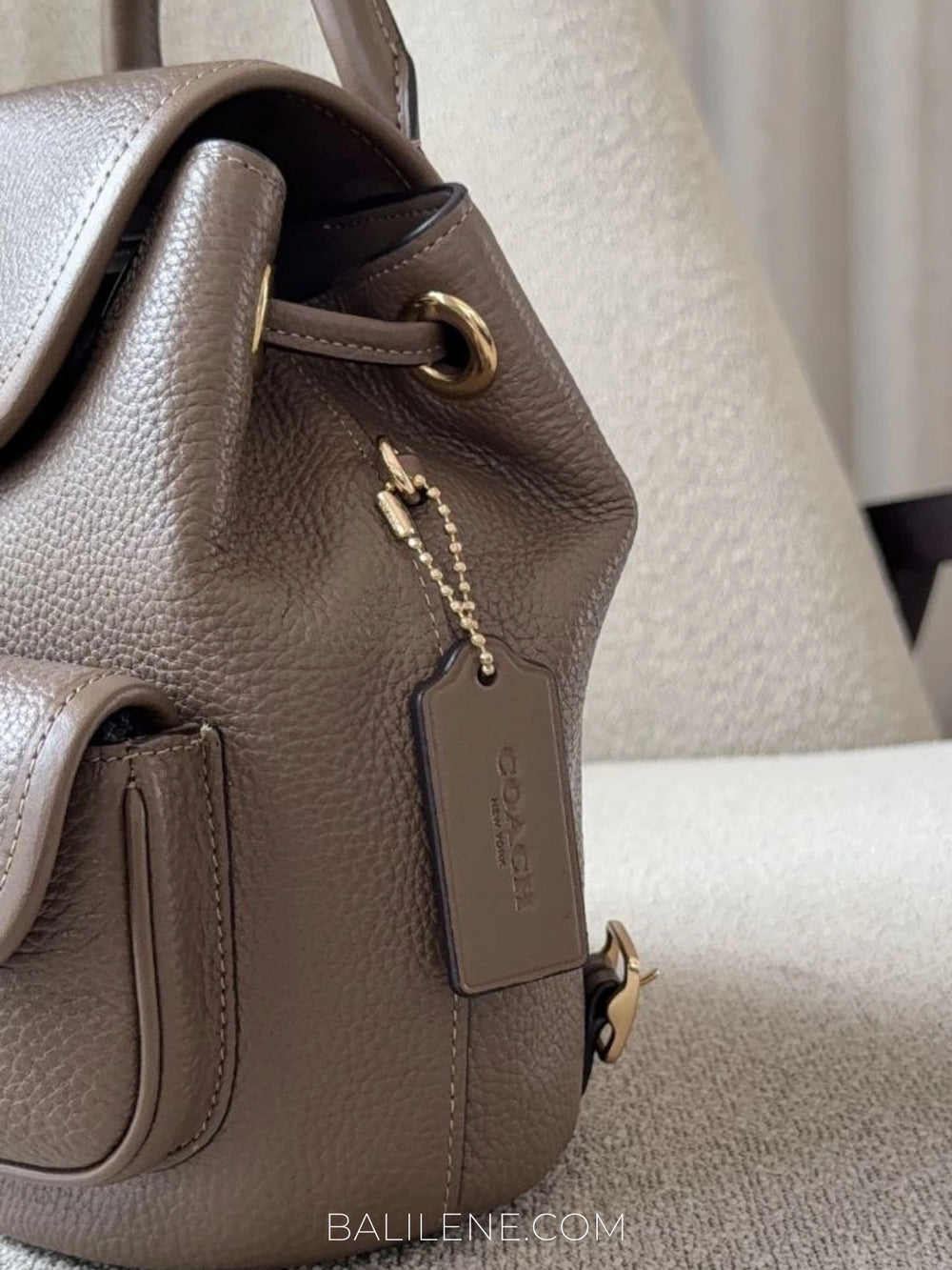 detail-samping-Coach-Hadley-Backpack-Dark-Stone-balilene