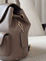 detail-samping-Coach-Hadley-Backpack-Dark-Stone-balilene