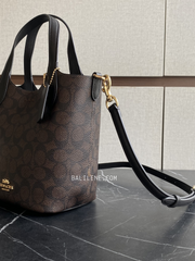 detail-samping-Coach-Hanna-Bucket-Bag-In-Signature-Canvas-Walnut-Black-balilene