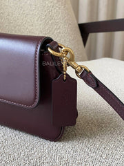 detail-samping-Coach-Jet-Shoulder-Bag-Refined-Calf-Leather-Black-Currant-balilene
