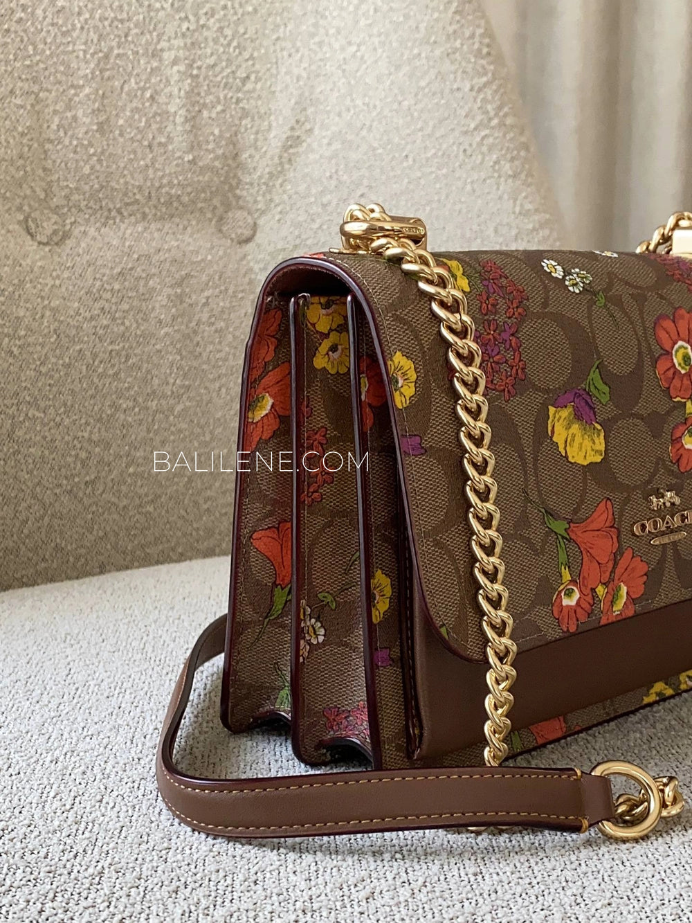 detail-samping-Coach-Klare-Crossbody-Bag-In-Signature-Canvas-With-Floral-Print-Khaki-Multi-balilene