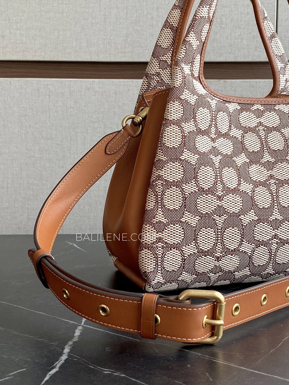 detail-samping-Coach-Lana-Shoulder-Bag-23-In-Signature-Jacquard-Burnished-Amber-balilene
