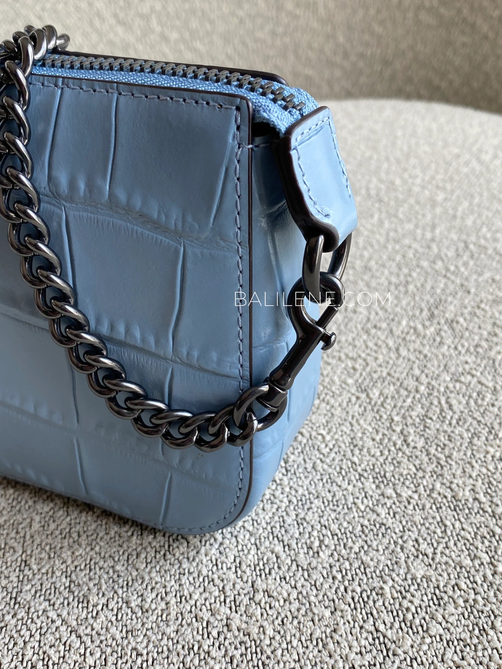 detail-samping-Coach-Nolita-19-Crocodile-Embossed-Leather-Cornflower-Blue-balilene