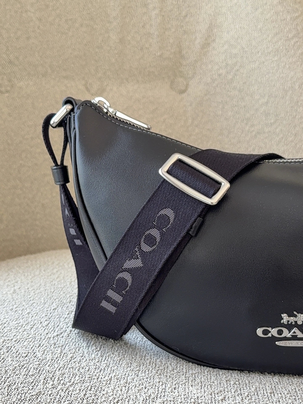 detail-samping-Coach-Pace-Shoulder-Bag-Black-balilene