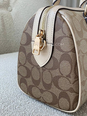 detail-samping-Coach-Rowan-Satchel-In-Blocked-Signature-Canvas-Light-Khaki-Multi-balilene
