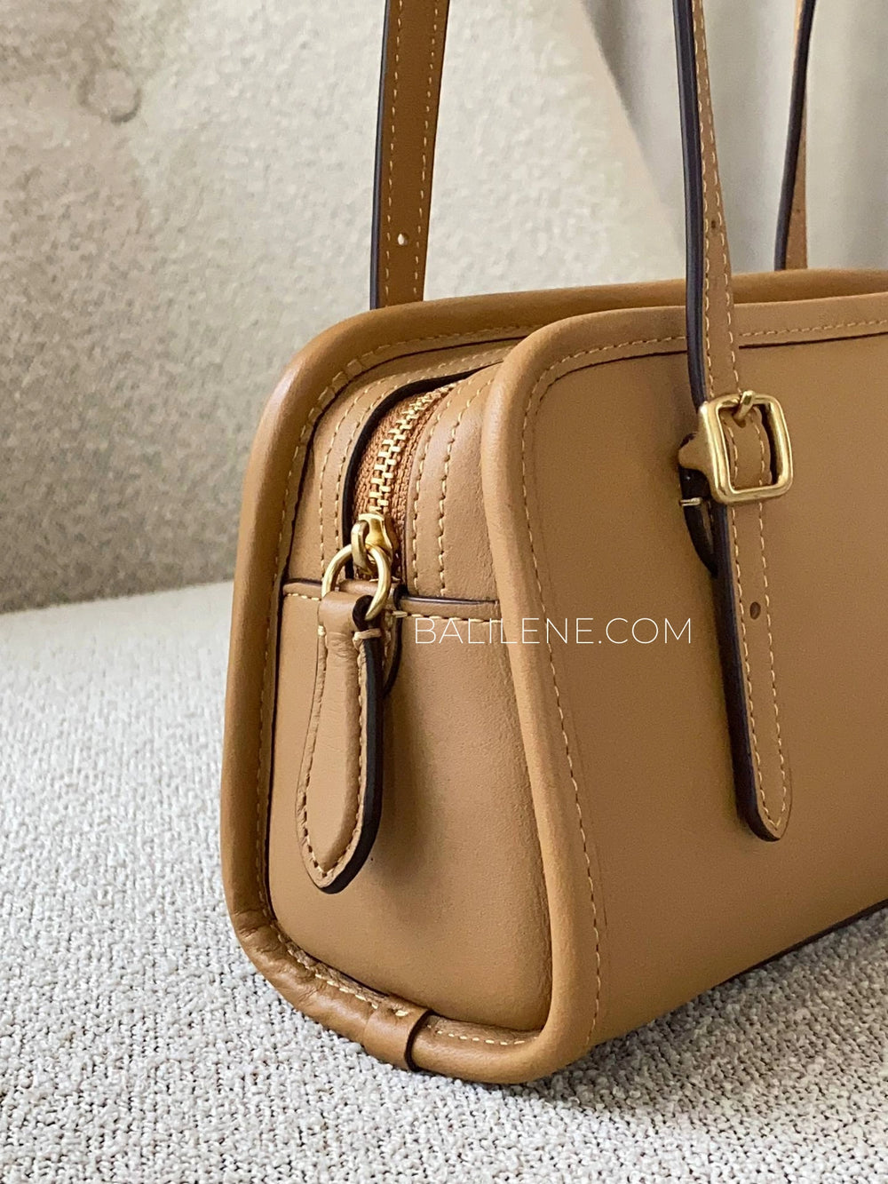 detail-samping-Coach-Swing-Zip-Bag-20-Honey-Brown-balilene