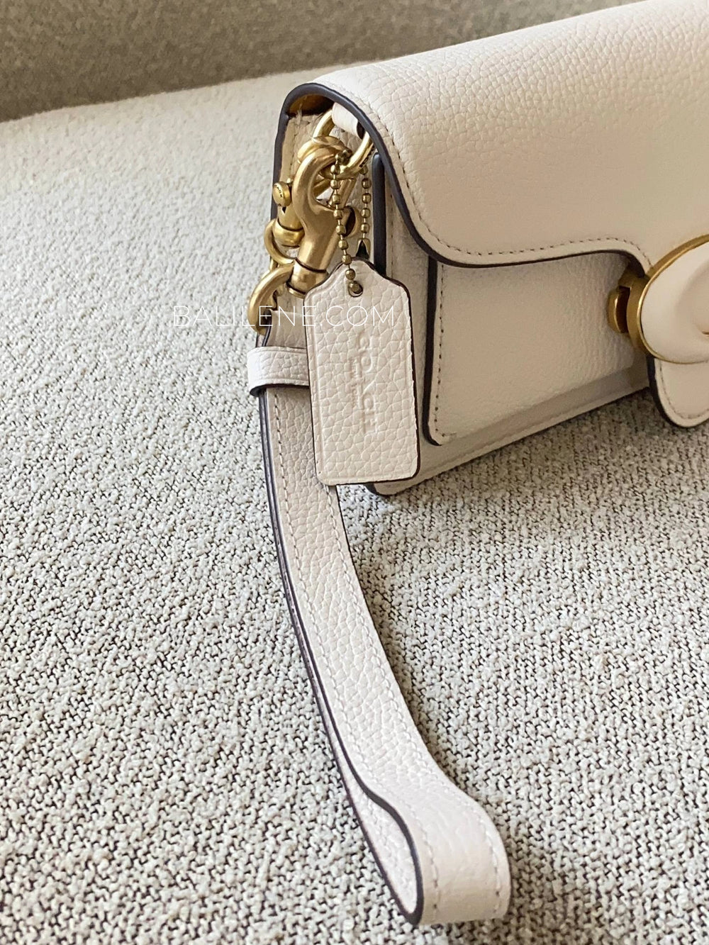 detail-samping-Coach-Tabby-Crossbody-Wristlet-Chalk-balilene