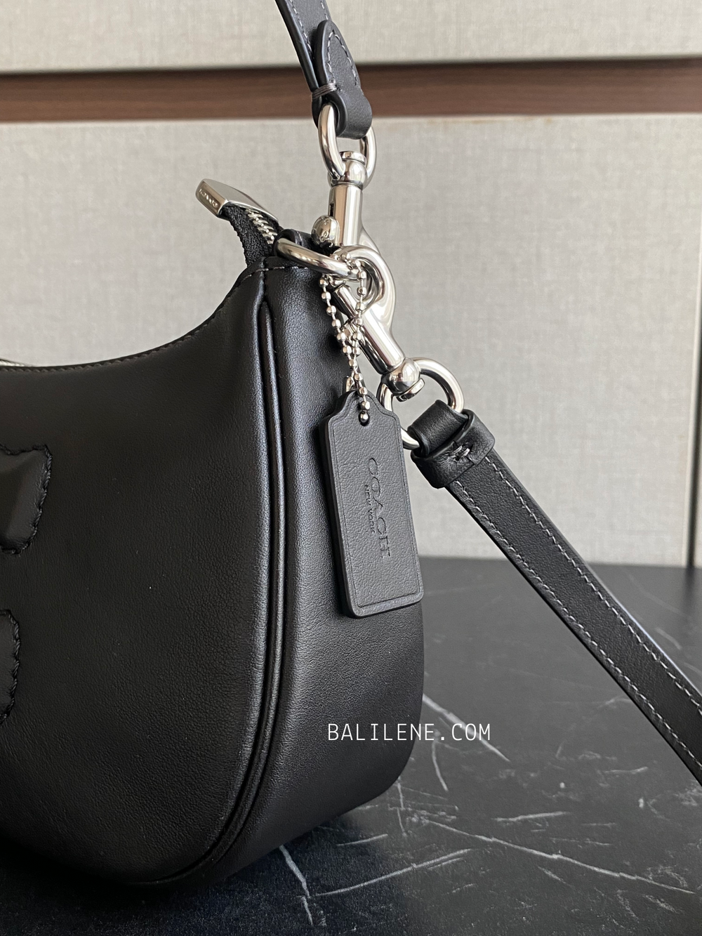 detail-samping-Coach-TerI-Shoulder-Bag-Black-balilene