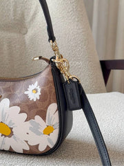 detail-samping-Coach-Teri-In-Signature-Canvas-With-FloraL-Print-Tan-Multi-balilene