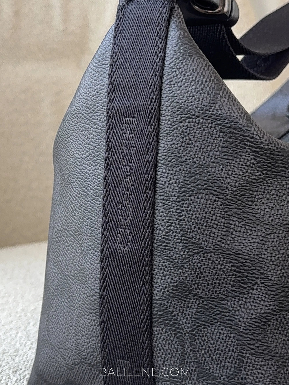 detail-samping-Coach-Travel-Kit-With-Speedclip-In-Signature-Canvas-Charcoal-balilene