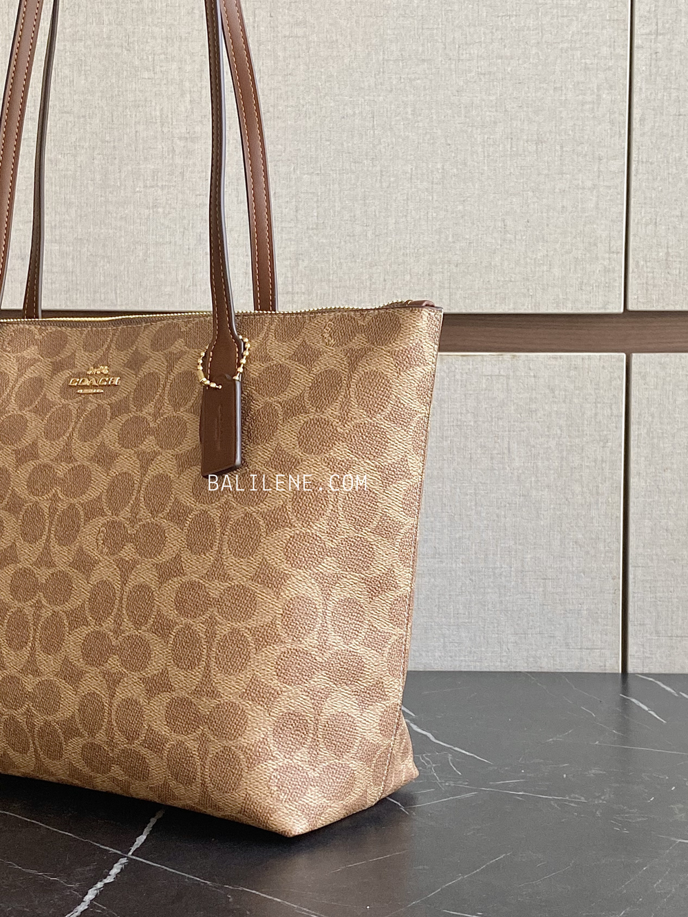 detail-samping-Coach-Zip-Top-Tote-In-Signature-Canvas-Tan-Brown-balilene