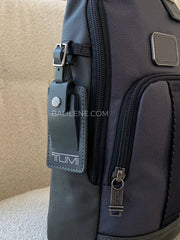 detail-samping-Fife-Slim-Sling-Bag-Seal-Grey-TUMI-balilene