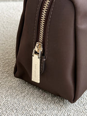 detail-samping-Kate-Spade-Carter-Nylon-Cosmetic-Pouch-Hot-Fudge-balilene