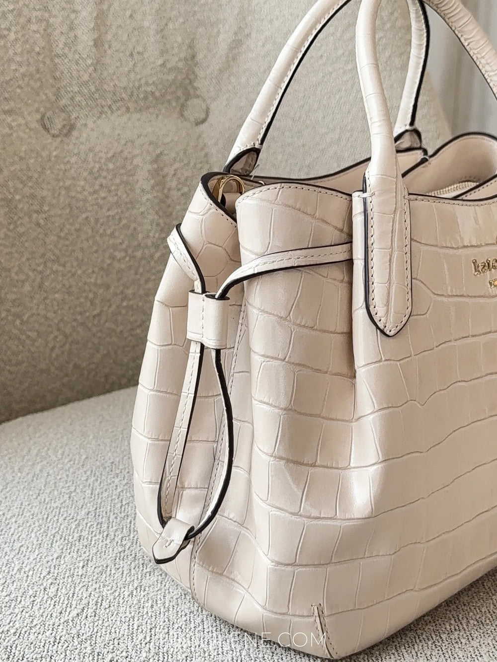 detail-samping-Kate-Spade-Dumpling-Croc-Embossed-Small-Satchel-Bag-In-Bare-balilene