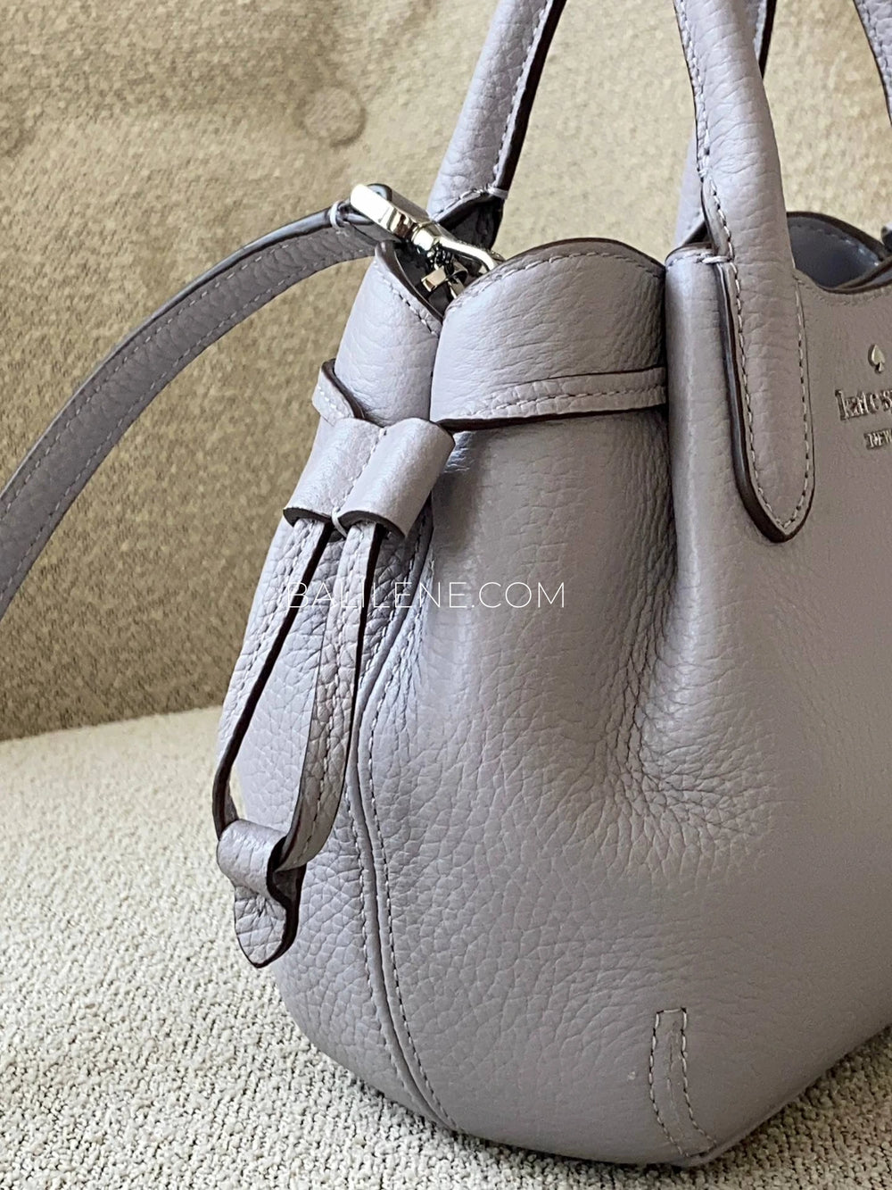 detail-samping-Kate-Spade-Dumpling-Pebbled-Leather-Mini-Triple-Compartment-Satchel-Grey-balilene
