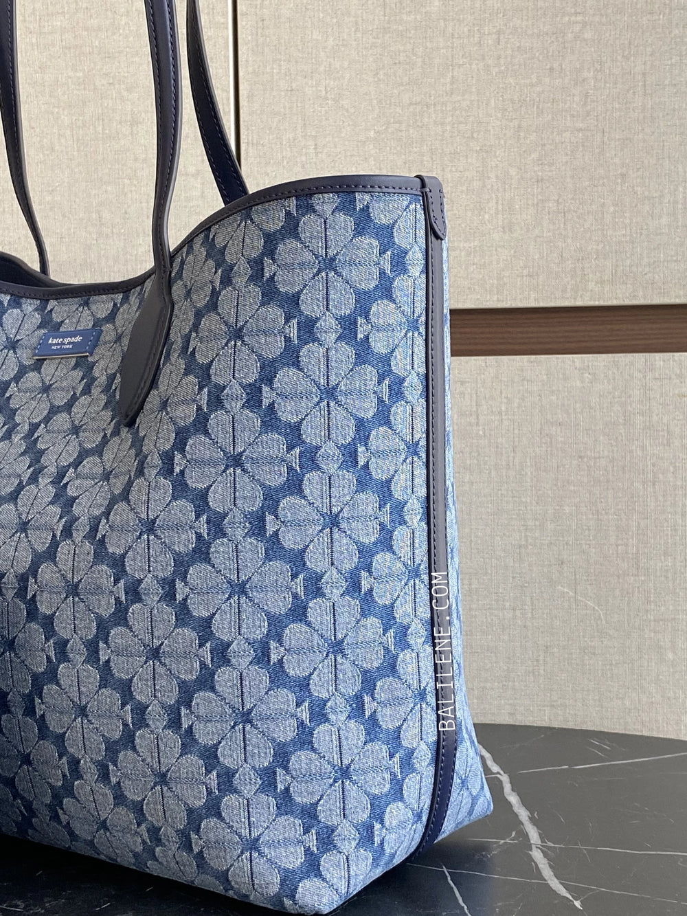 detail-samping-Kate-Spade-Flower-Jacquard-Denim-Bleecker-Large-Tote-Parisian-Navy-Multi-balilene