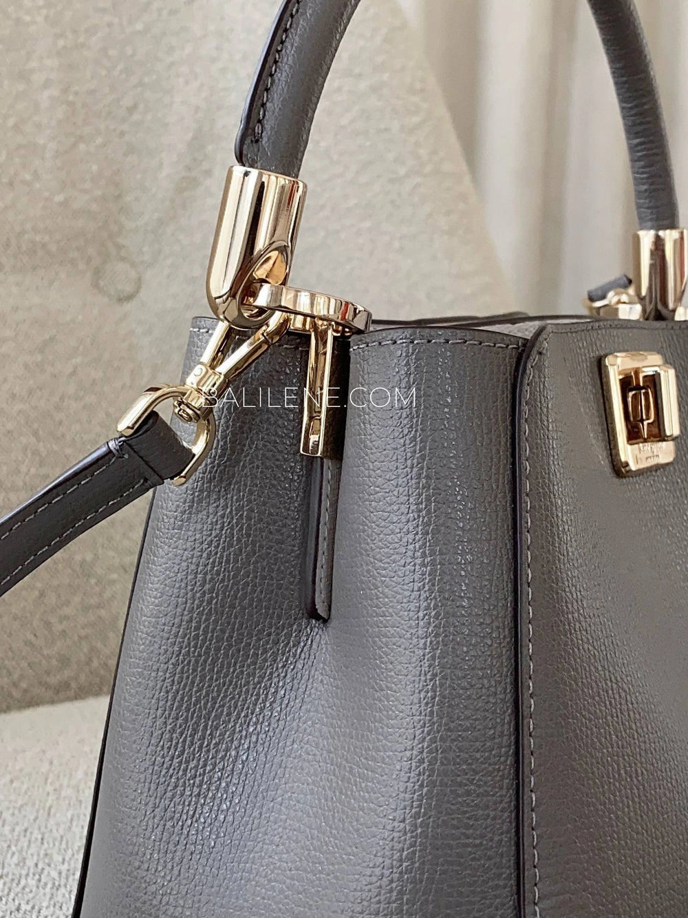 detail-samping-Kate-Spade-Spade-Phoebe-Small-Top-Handle-Bag-Hare-Grey-balilene