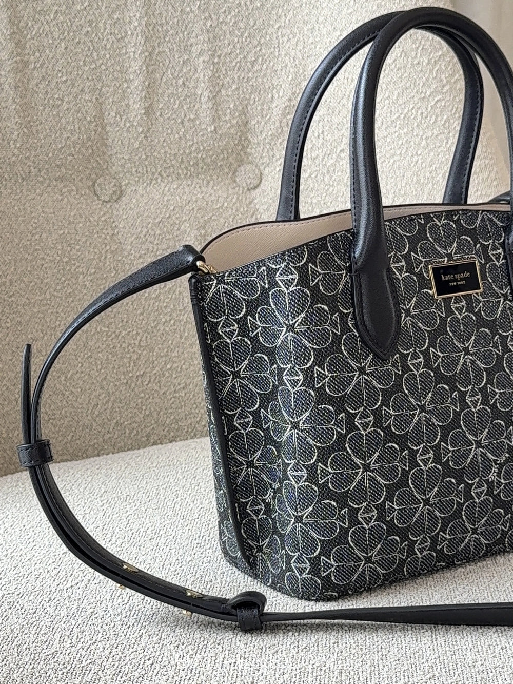 detail-samping-Kate-Spade-Suite-Spade-Flower-Coated-Canvas-Crossbody-Tote-Black-Multi-balilene