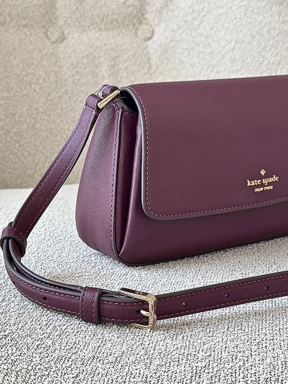 detail-samping-Kate-Spade-Sutton-Mini-Flap-Crossbody-Bag-Deep-Cherry-balilene