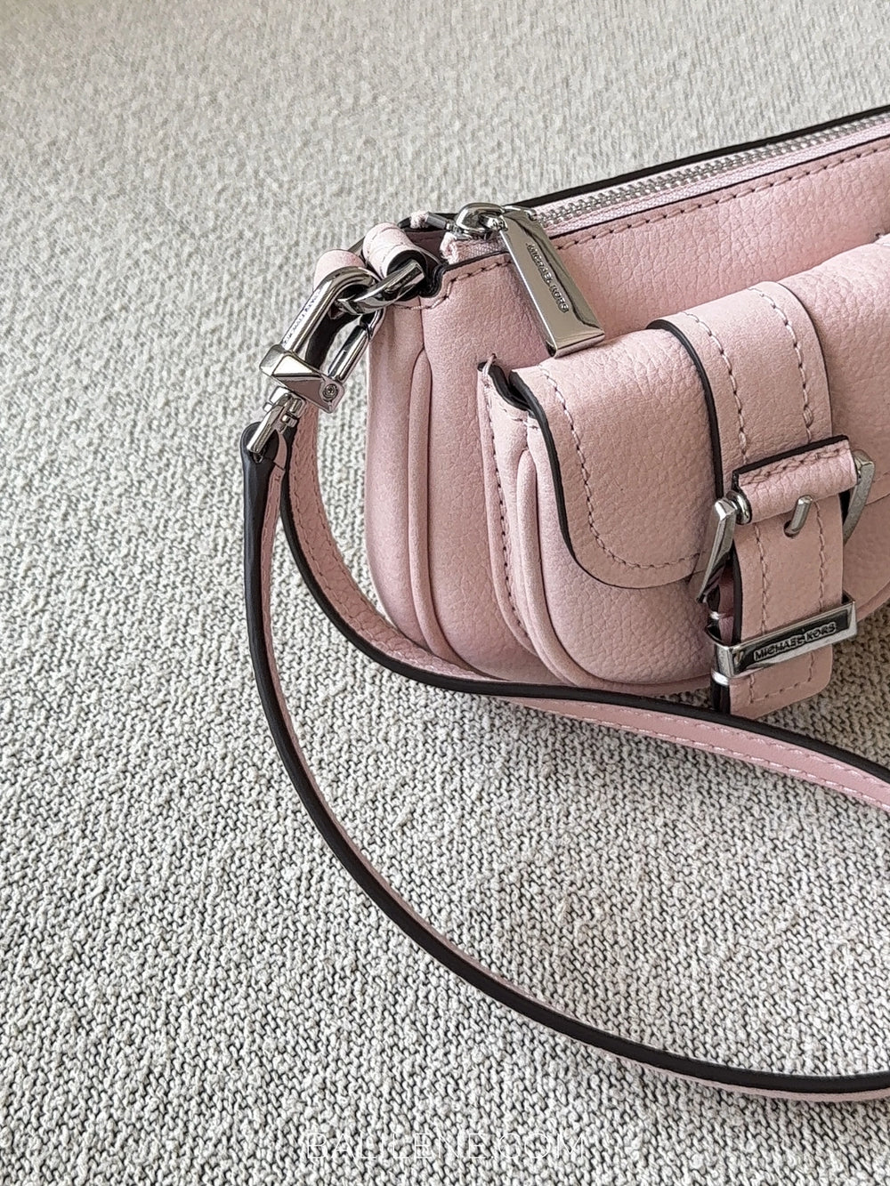 detail-samping-Michael-Kors-Zoe-Small-Nubuck-Convertible-Pochette-Smokey-Rose-balilene
