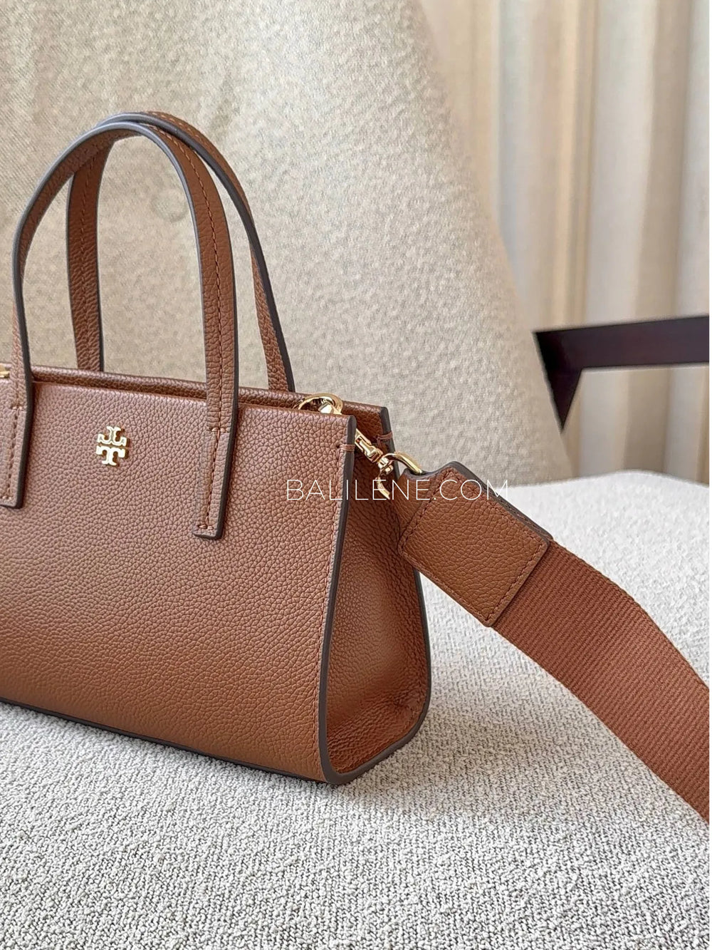 detail-samping-Tory-Burch-Blake-Mini-Tote-Cortado-balilene