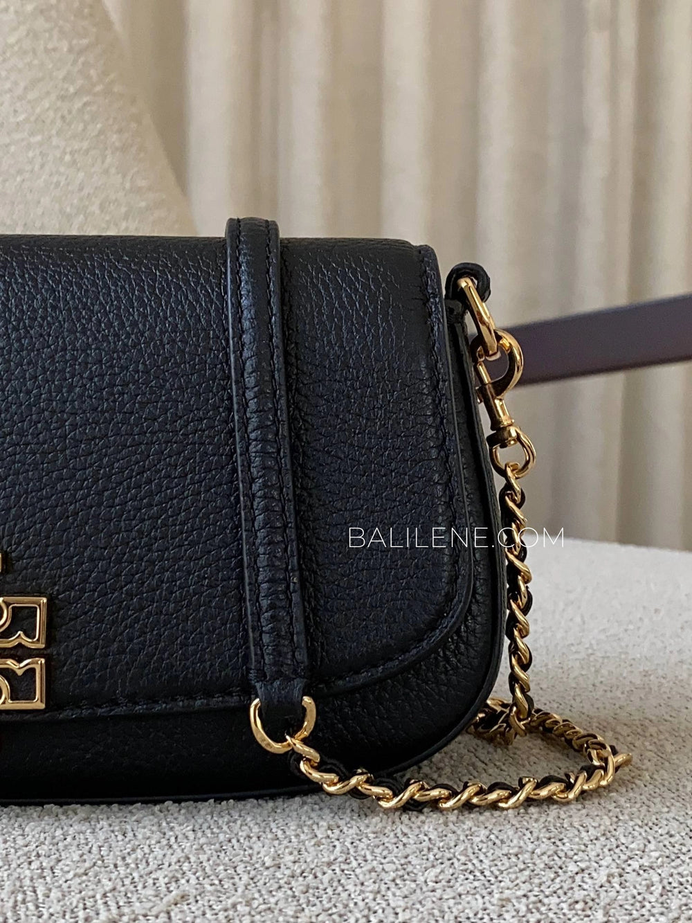 detail-samping-Tory-Burch-Britten-Convertible-Crossbody-Bag-Black-balilene