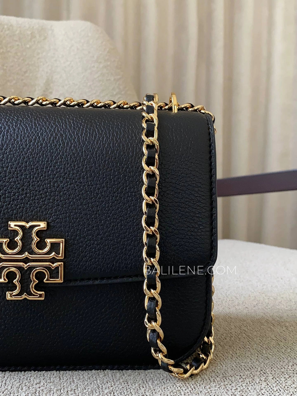detail-samping-Tory-Burch-Britten-Small-Adjustable-Shoulder-Bag-Black-balilene