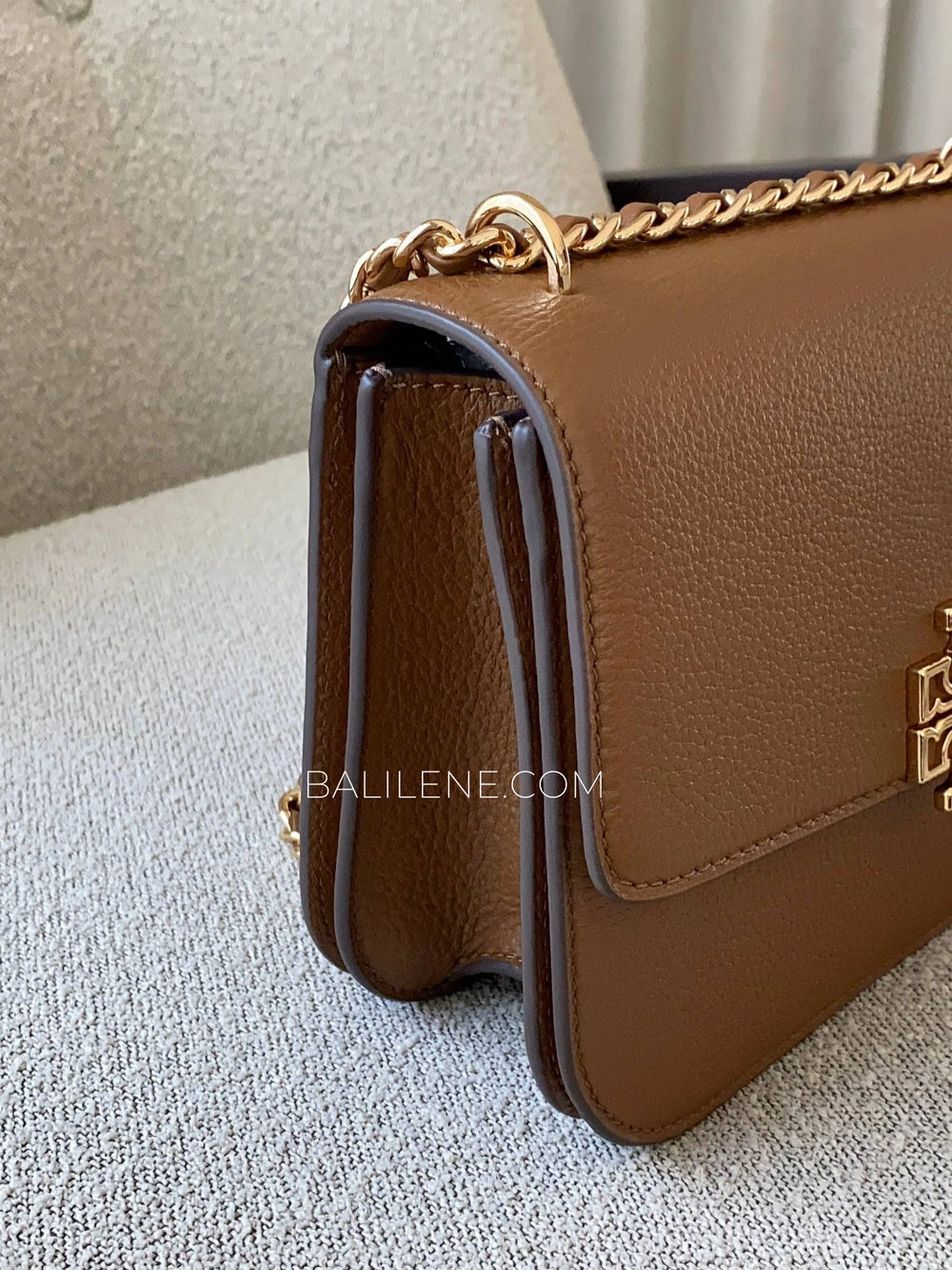 detail-samping-Tory-Burch-Britten-Small-Adjustable-Shoulder-Bag-Moose-balilene