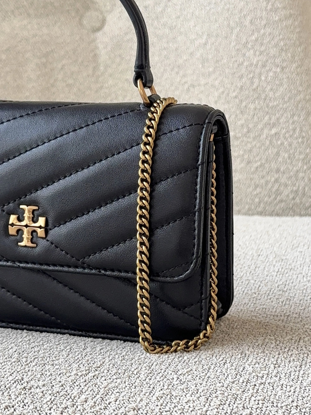 detail-samping-Tory-Burch-Kira-Chevron-Mini-Top-Handle-Chain-Wallet-Black-balilene